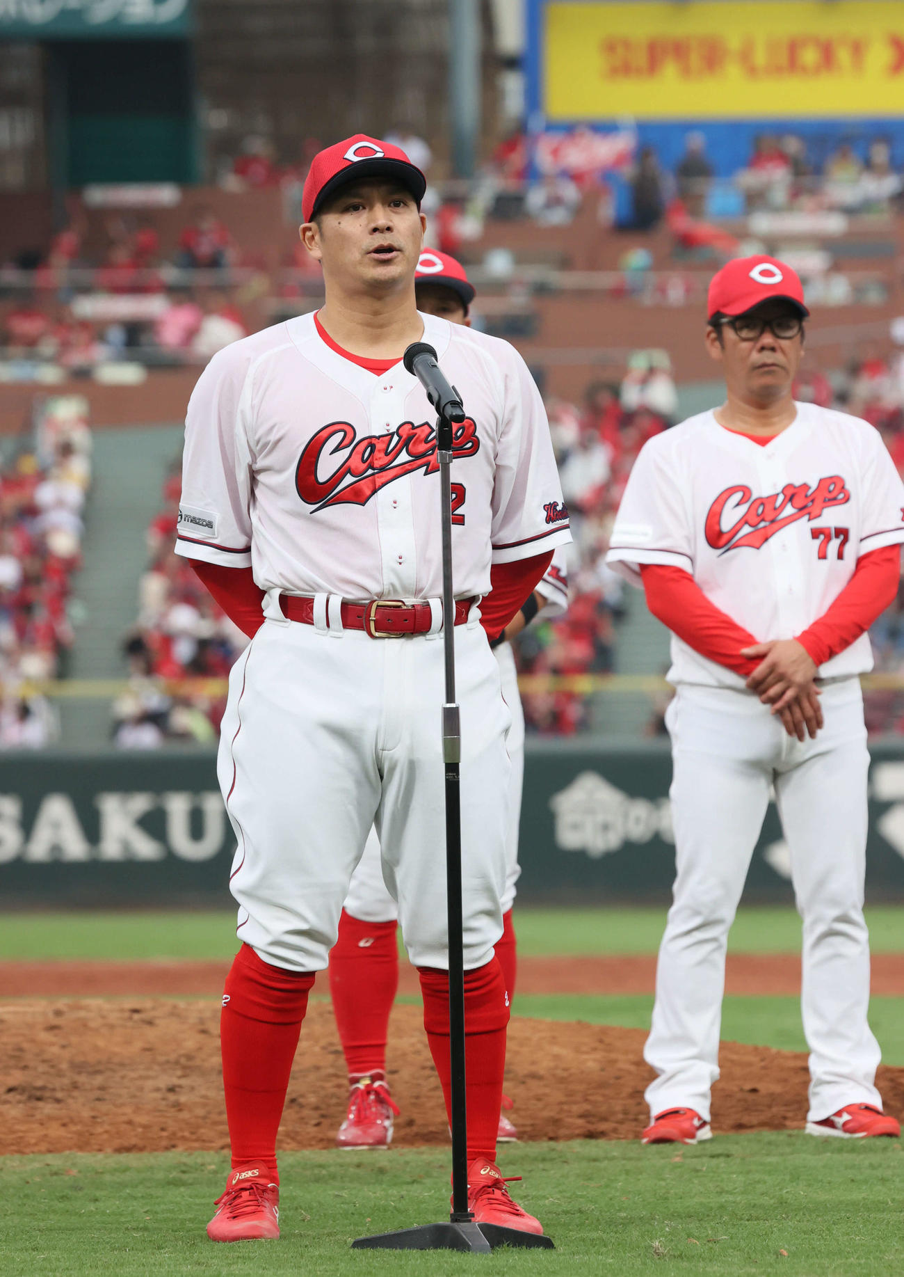 広島対ヤクルト　試合終了後、あいさつする田中（撮影・加藤孝規）
