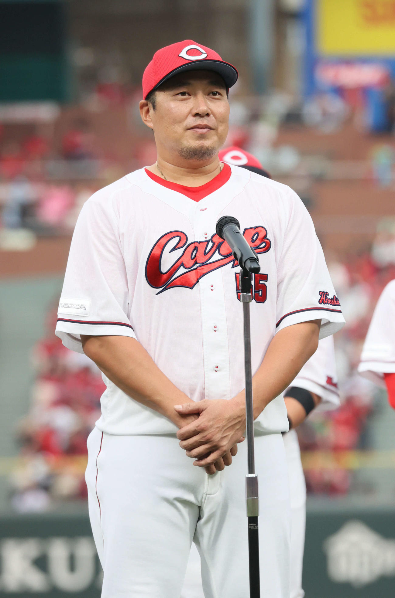 広島対ヤクルト　試合終了後、あいさつする松山（撮影・加藤孝規）