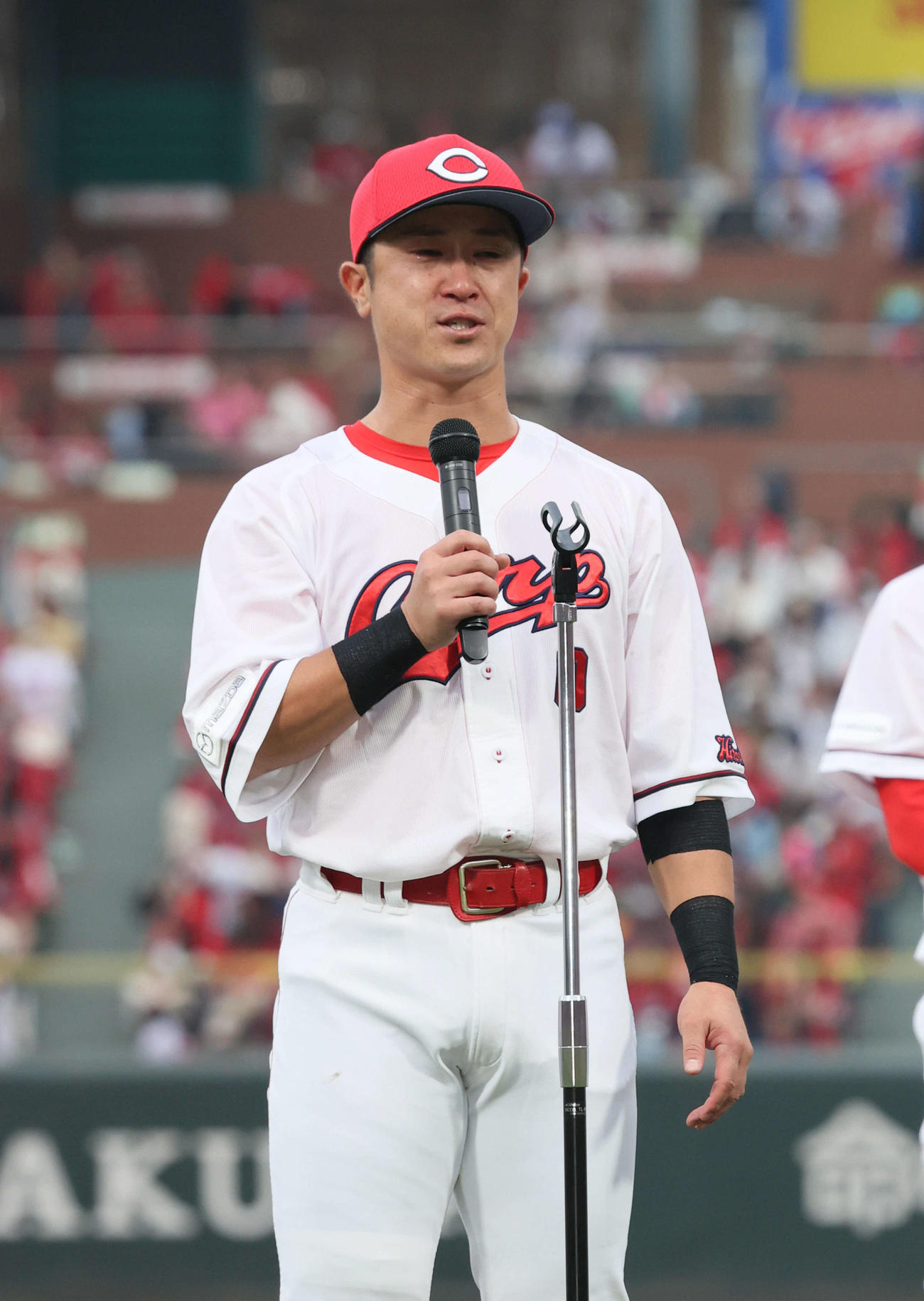 広島対ヤクルト　試合終了後、あいさつする上本（撮影・加藤孝規）
