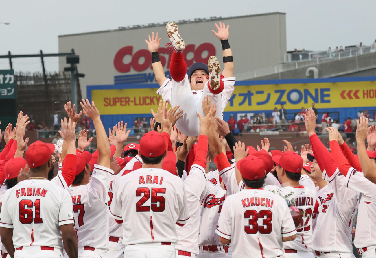 広島対ヤクルト　試合終了後、胴上げされる上本（撮影・加藤孝規）