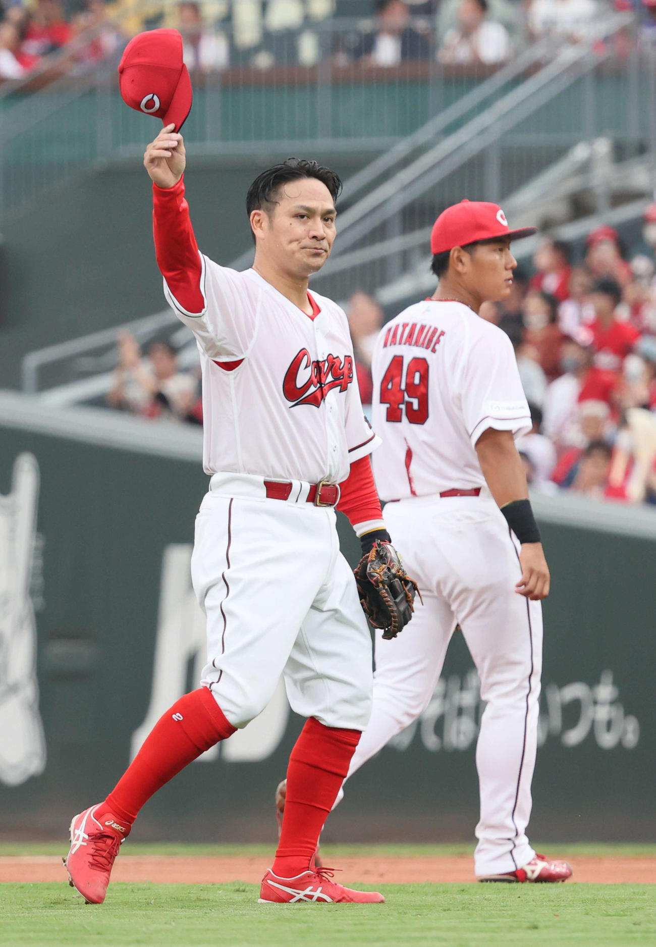 広島対ヤクルト　9回表ヤクルト1死　交代となり、ファンに手を振る田中（撮影・加藤孝規）
