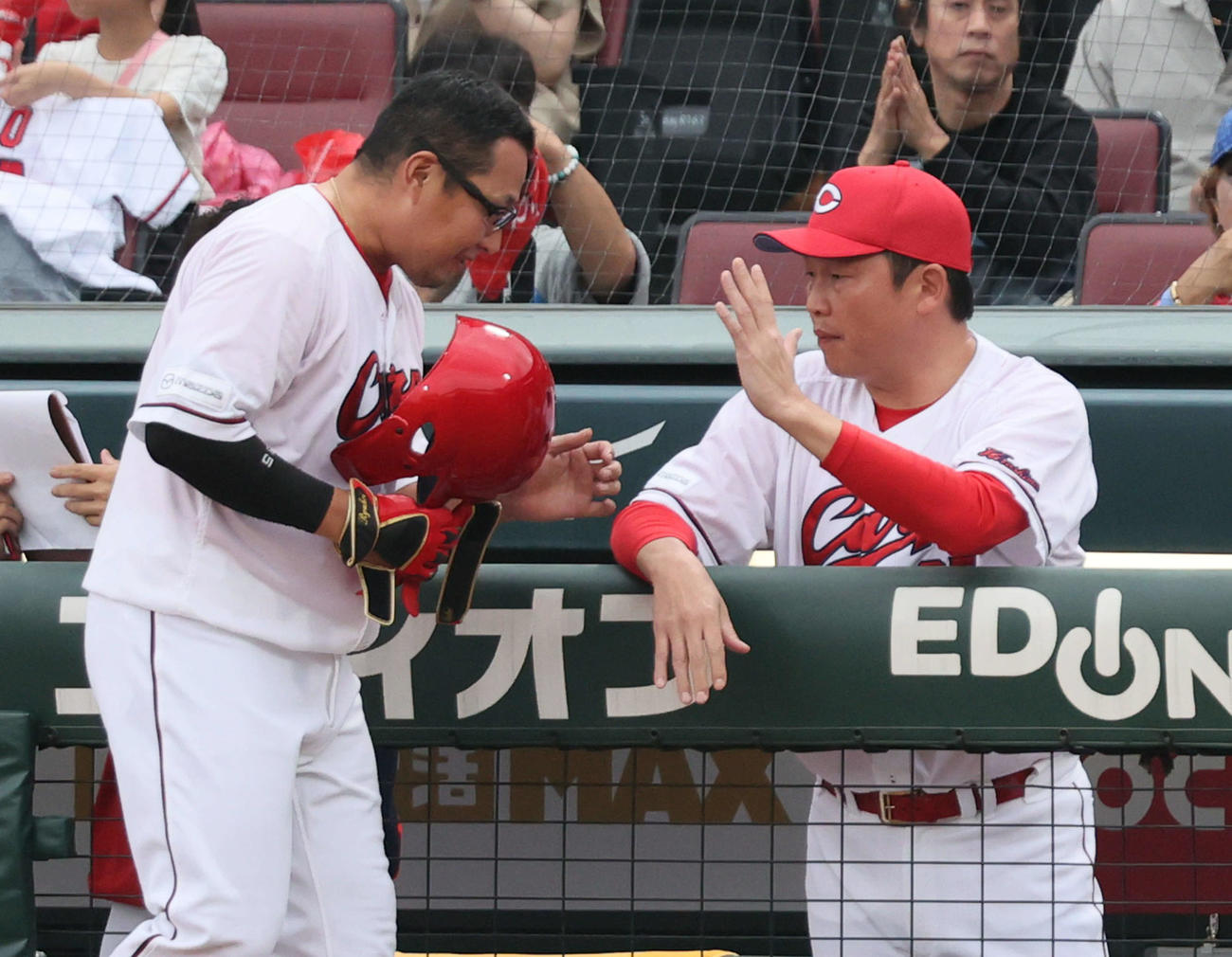 広島対ヤクルト　9回裏広島無死一塁、代打の松山（左）は併殺後、新井監督とハイタッチ（撮影・加藤孝規）
