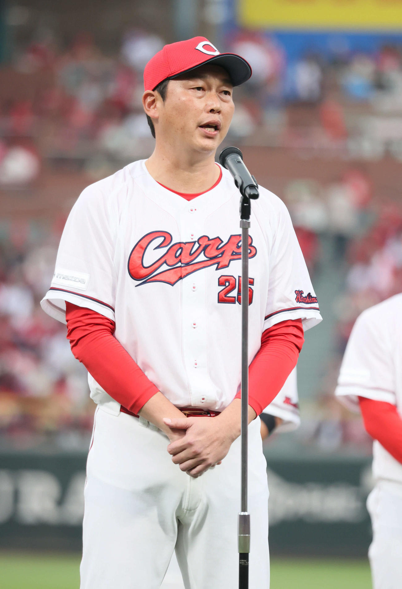 広島対ヤクルト　試合終了後、あいさつする新井監督（撮影・加藤孝規）