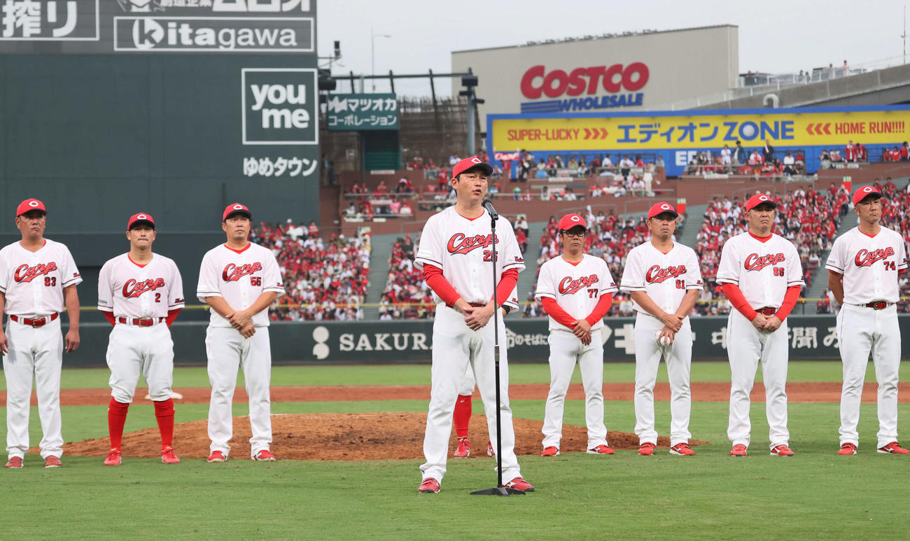 広島対ヤクルト　試合終了後、あいさつする新井監督（中央）（撮影・加藤孝規）
