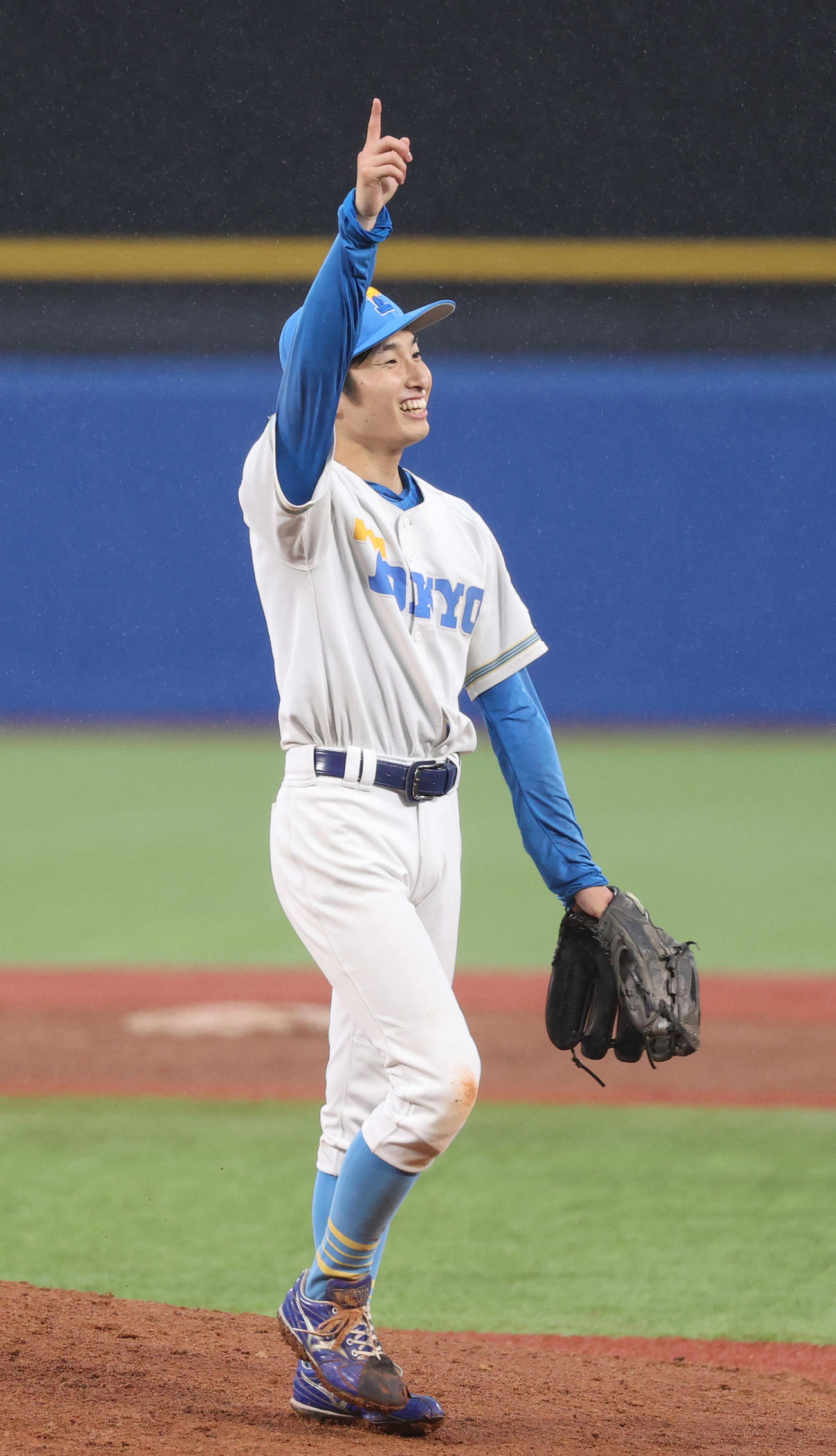 慶大対東大　8回から登板した東大・渡辺は勝利しポーズを決める（撮影・柴田隆二）　　
