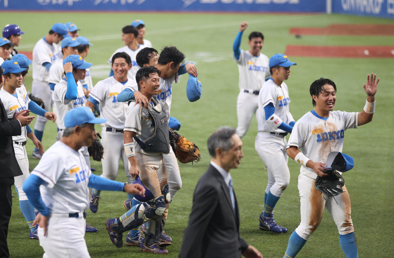 慶大対東大　慶大を破り勝利し喜ぶ東大ナイン（撮影・柴田隆二）　　