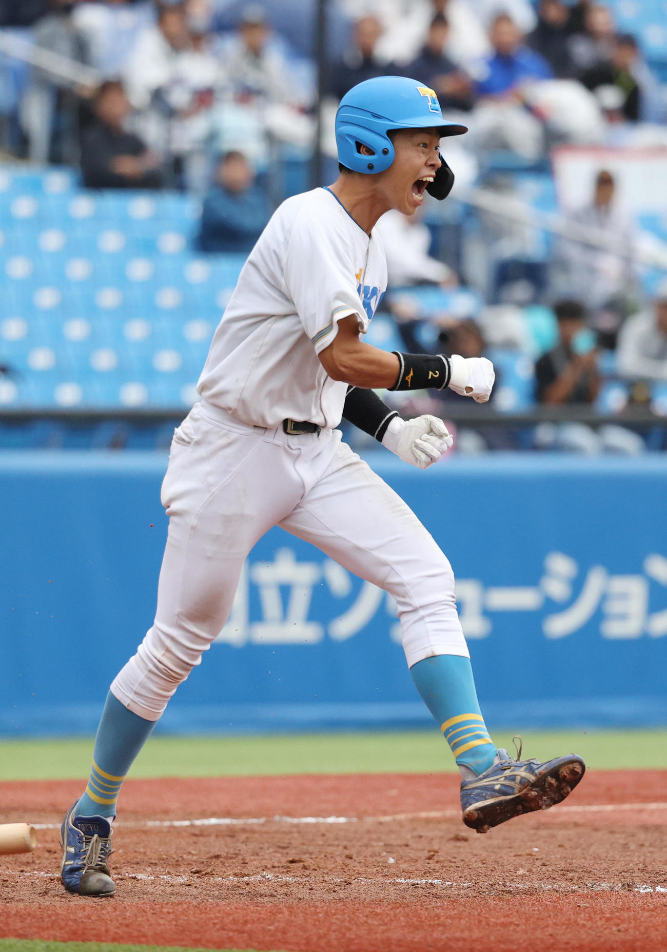 慶大対東大　4回裏東大1死満塁、青貝は押し出し死球にガッツポーズする（撮影・柴田隆二）　　