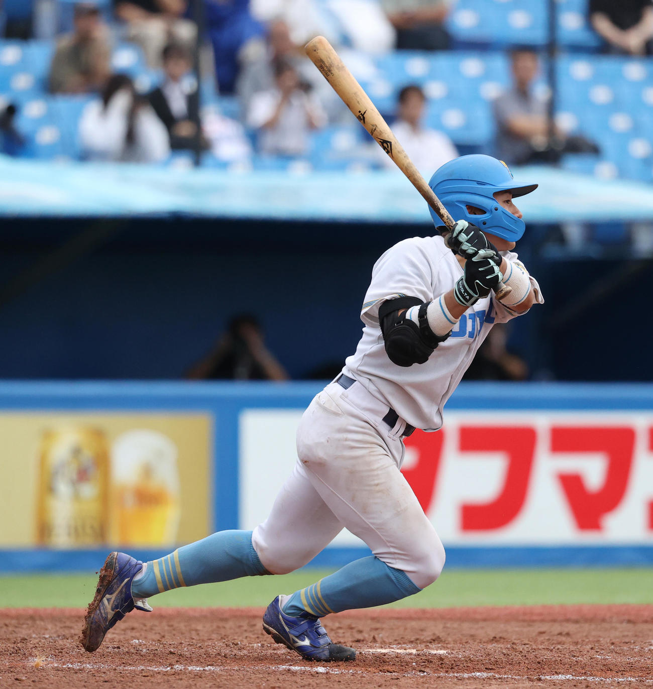 慶大対東大　4回裏東大1死満塁、明石は右越えに走者一掃の二塁打を放つ（撮影・柴田隆二）　　