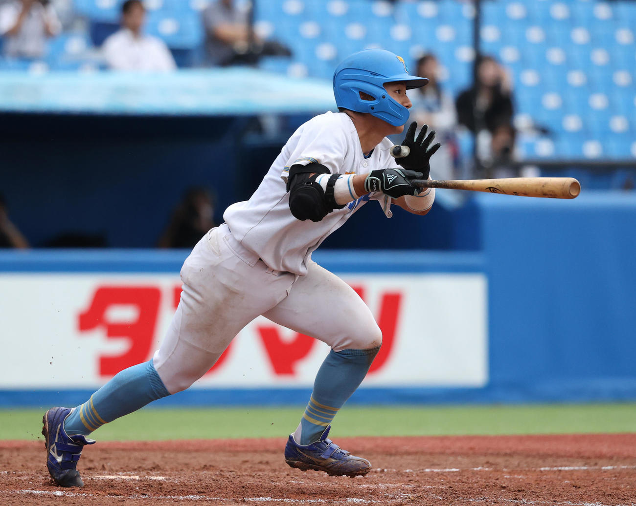 慶大対東大　4回裏東大1死満塁、明石は右越えに走者一掃の二塁打を放つ（撮影・柴田隆二）　　