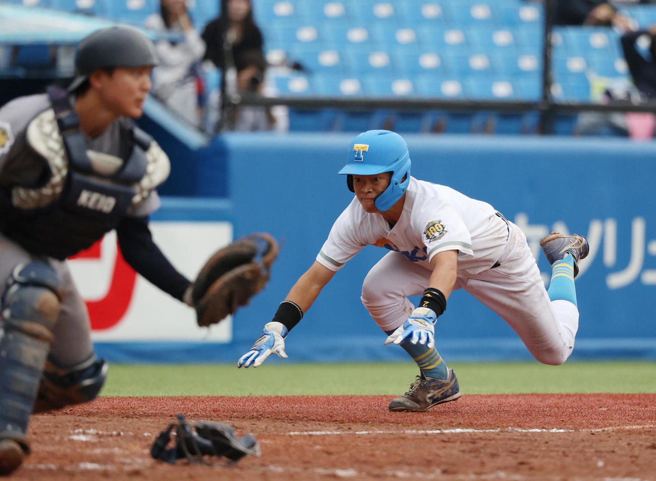 慶大対東大　4回裏東大1死満塁、明石の右越え走者一掃の二塁打で一塁走者青貝が生還する。吉開捕手（撮影・柴田隆二）　　
