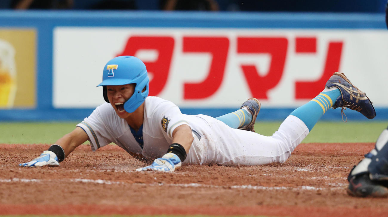 慶大対東大　4回裏東大1死満塁、明石の右越え走者一掃の二塁打で一塁走者青貝が生還する（撮影・柴田隆二）　　