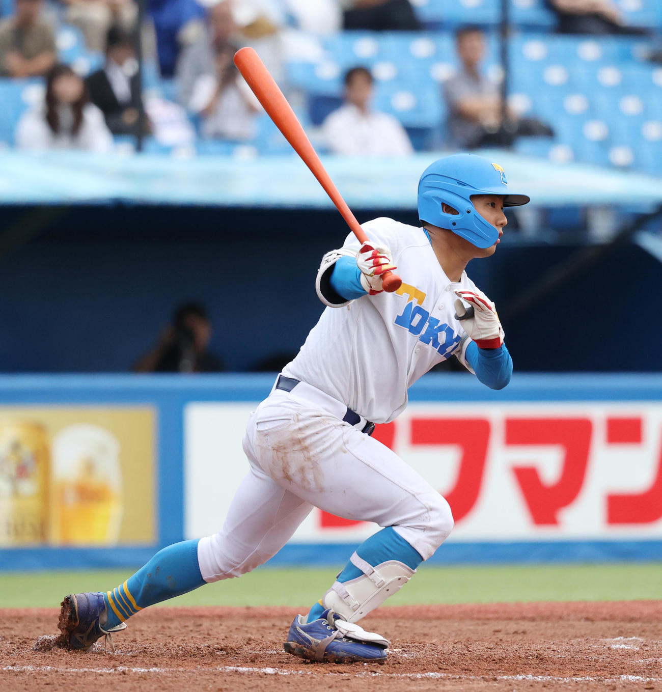 慶大対東大　4回裏東大1死三塁、松本慎は一塁ゴロを放ち、その間に三塁走者が生還する（撮影・柴田隆二）　　