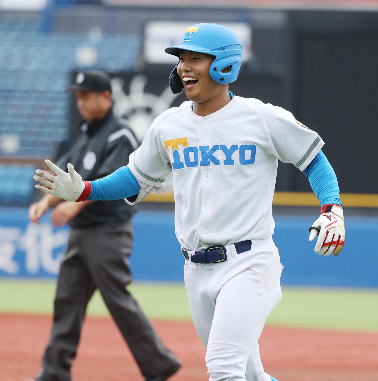 慶大対東大　4回裏東大1死三塁、松本慎は一塁ゴロを放ちベンチに笑顔で戻る（撮影・柴田隆二）　　