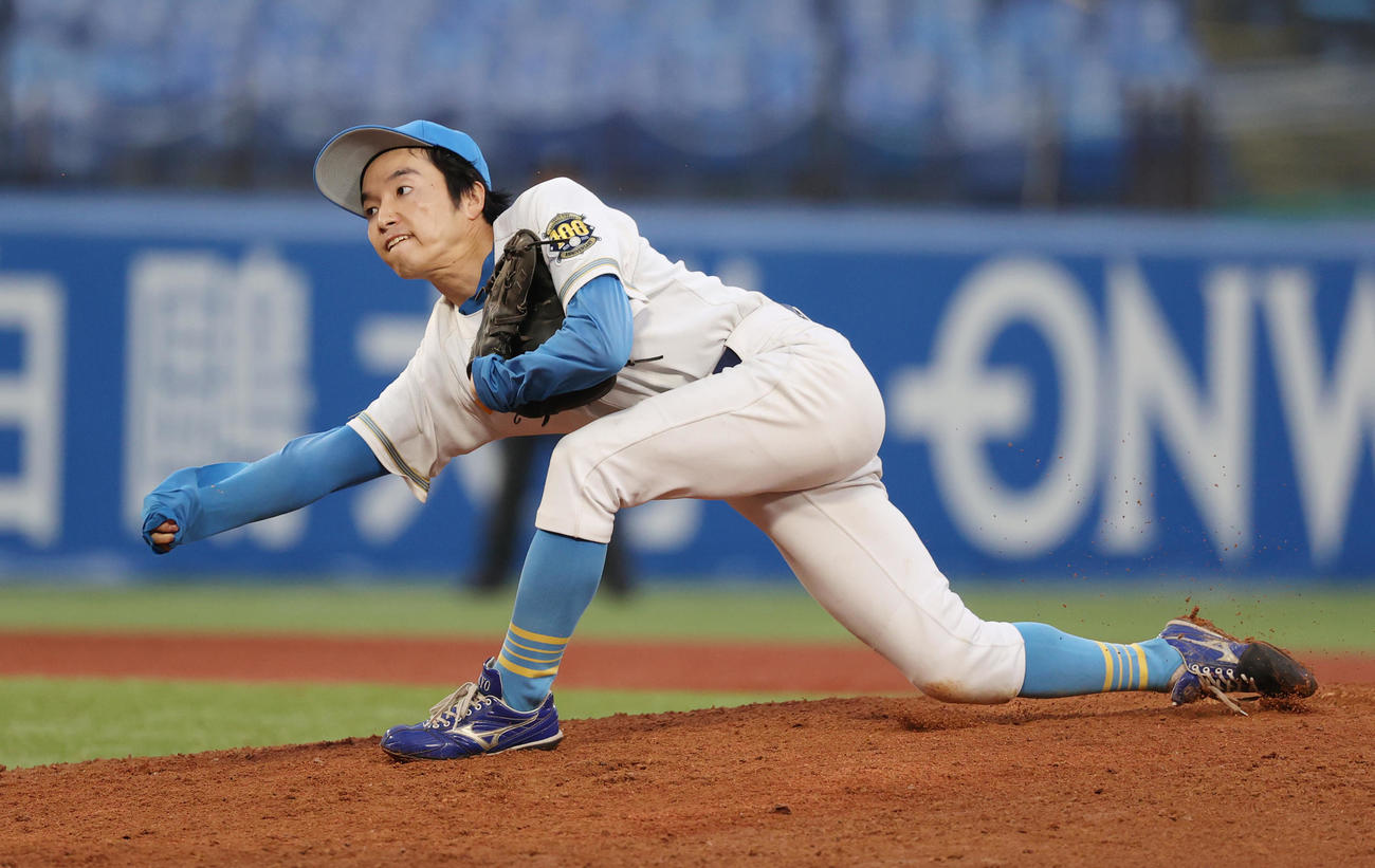 慶大対東大　8回から登板した東大・渡辺（撮影・柴田隆二）　　