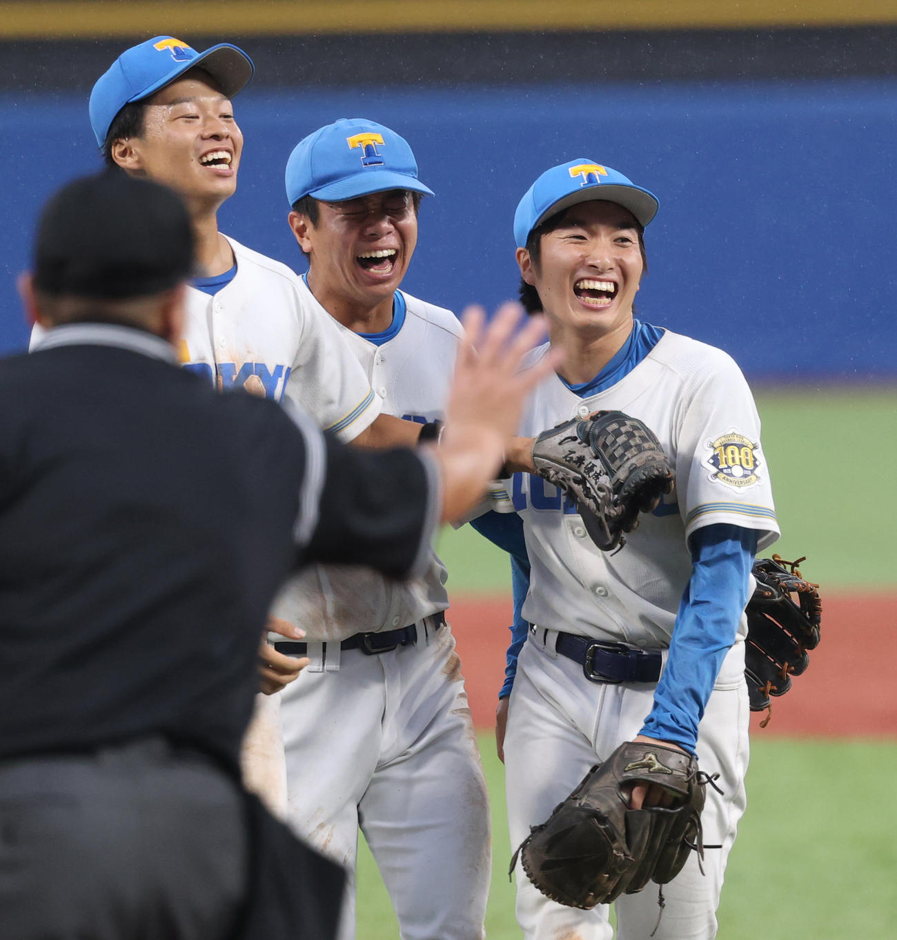 慶大対東大　勝利し笑顔を見せる東大・渡辺（右）とナイン（撮影・柴田隆二）　　