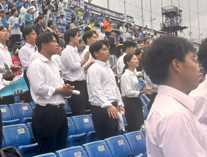 右足人差し指の骨折で一塁側スタンドから応援する東大の杉浦主将（撮影・平山連）