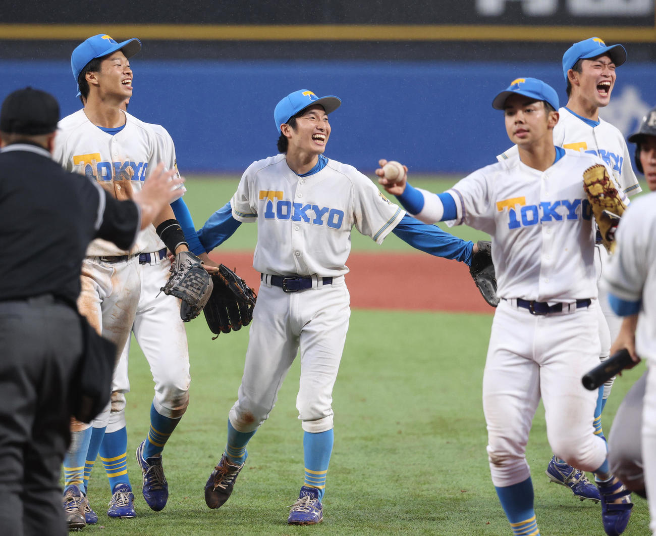 慶大対東大　勝利し笑顔を見せる東大・渡辺（中央）とナイン（撮影・柴田隆二）　　