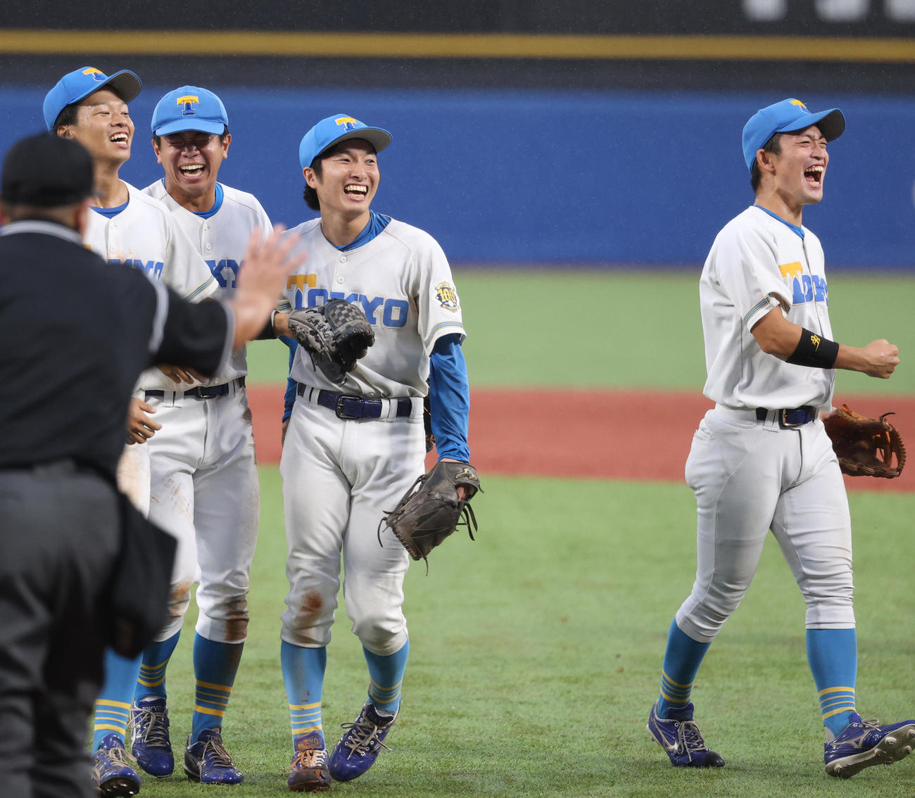 慶大対東大　勝利し笑顔を見せる東大・渡辺（左から3人目）とナイン（撮影・柴田隆二）　　