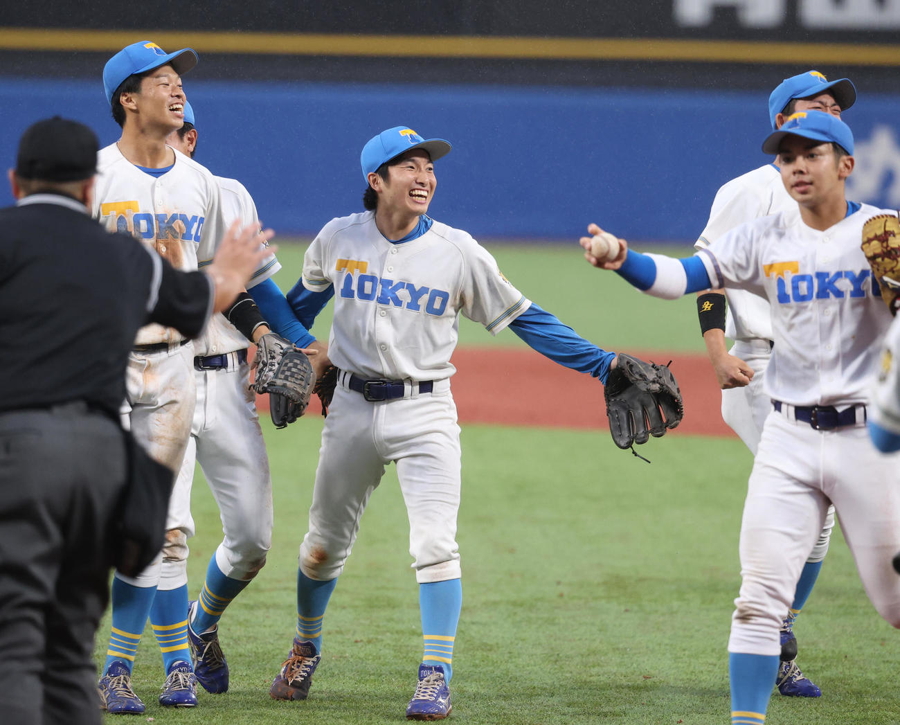 慶大対東大　勝利し笑顔を見せる東大・渡辺（中央）とナイン（撮影・柴田隆二）　　
