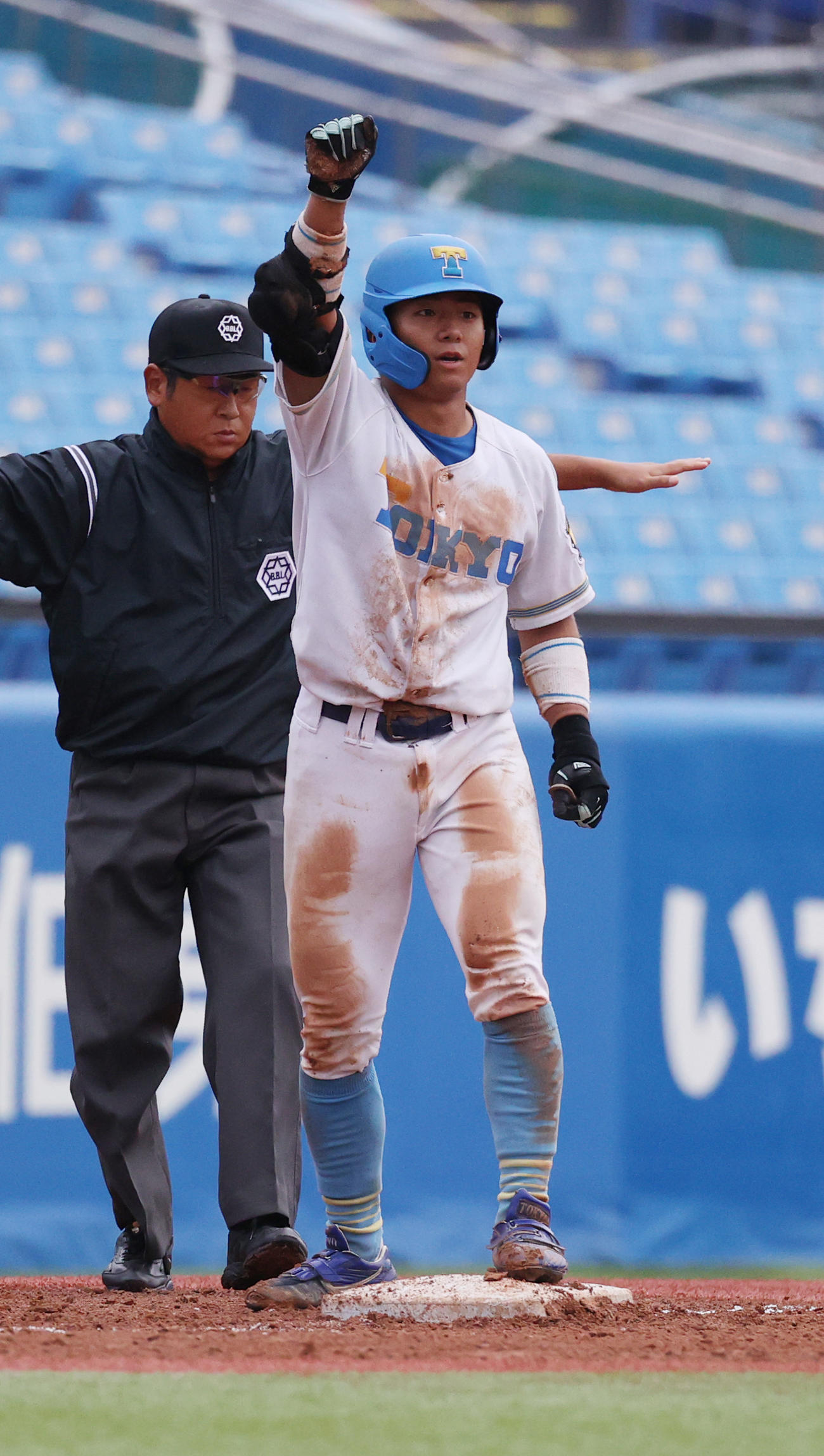 慶大対東大　4回裏東大1死満塁、明石は右越えに走者一掃の二塁打を放ちガッツポーズする（撮影・柴田隆二）　　