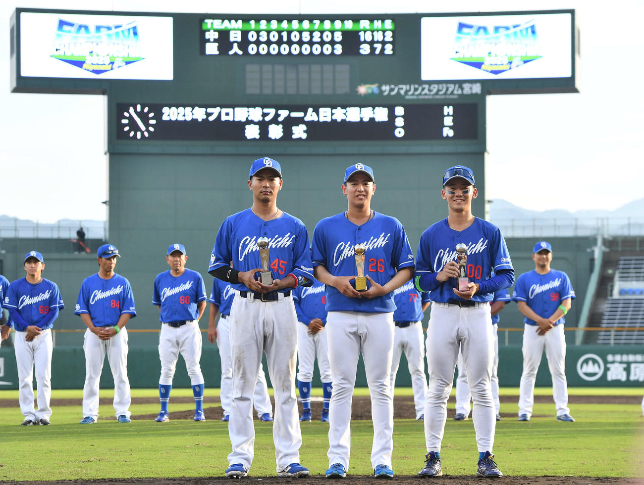 巨人対中日　最優秀選手賞を受賞した中日仲地（中央）、優秀選手賞を受賞した土田（左）と尾田（撮影・岩下翔太）