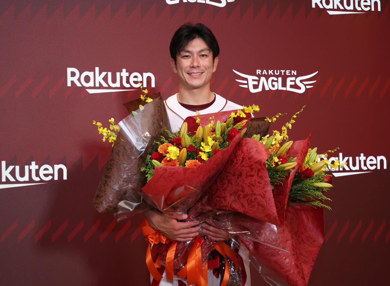 楽天対西武　引退会見で花束を手に笑顔を見せる楽天岡島（撮影・増田悦実）