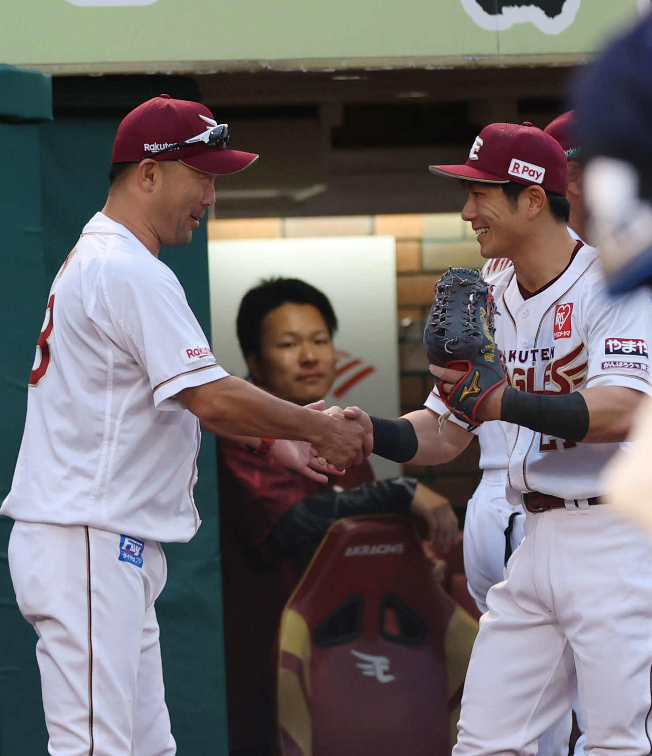 楽天対西武　9回表　交代し三木監督（左）と握手を交わす岡島（撮影・増田悦実）