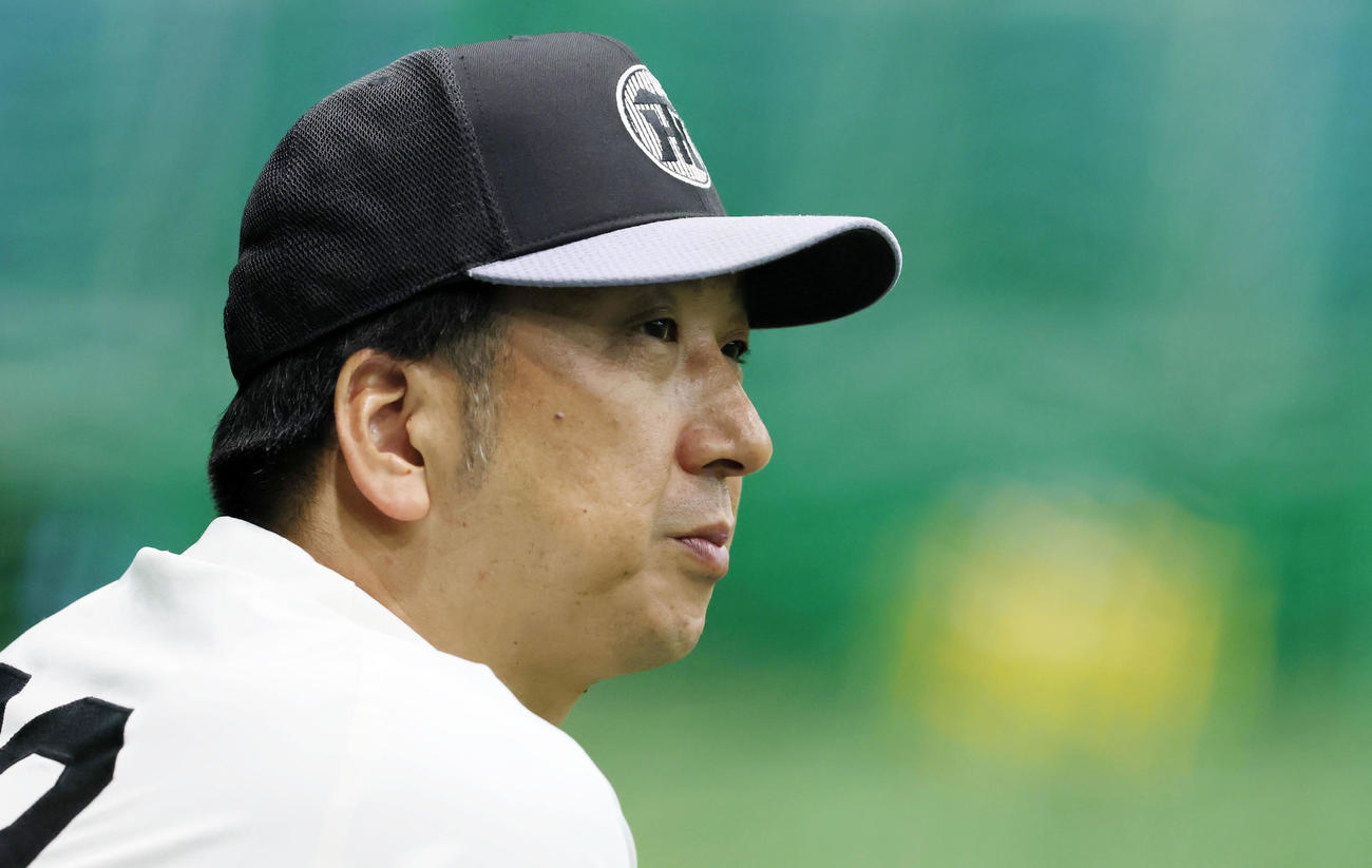 腰掛けてナインの練習を見る阪神藤川監督（撮影・加藤哉）