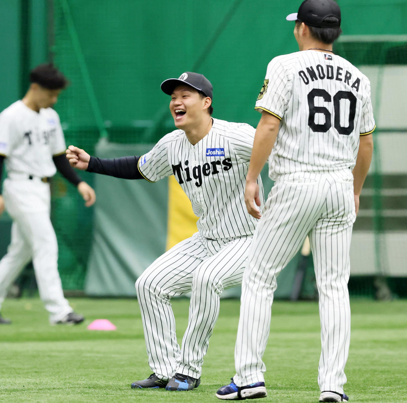 その場で跳躍する阪神森下。右は小野寺（撮影・加藤哉）