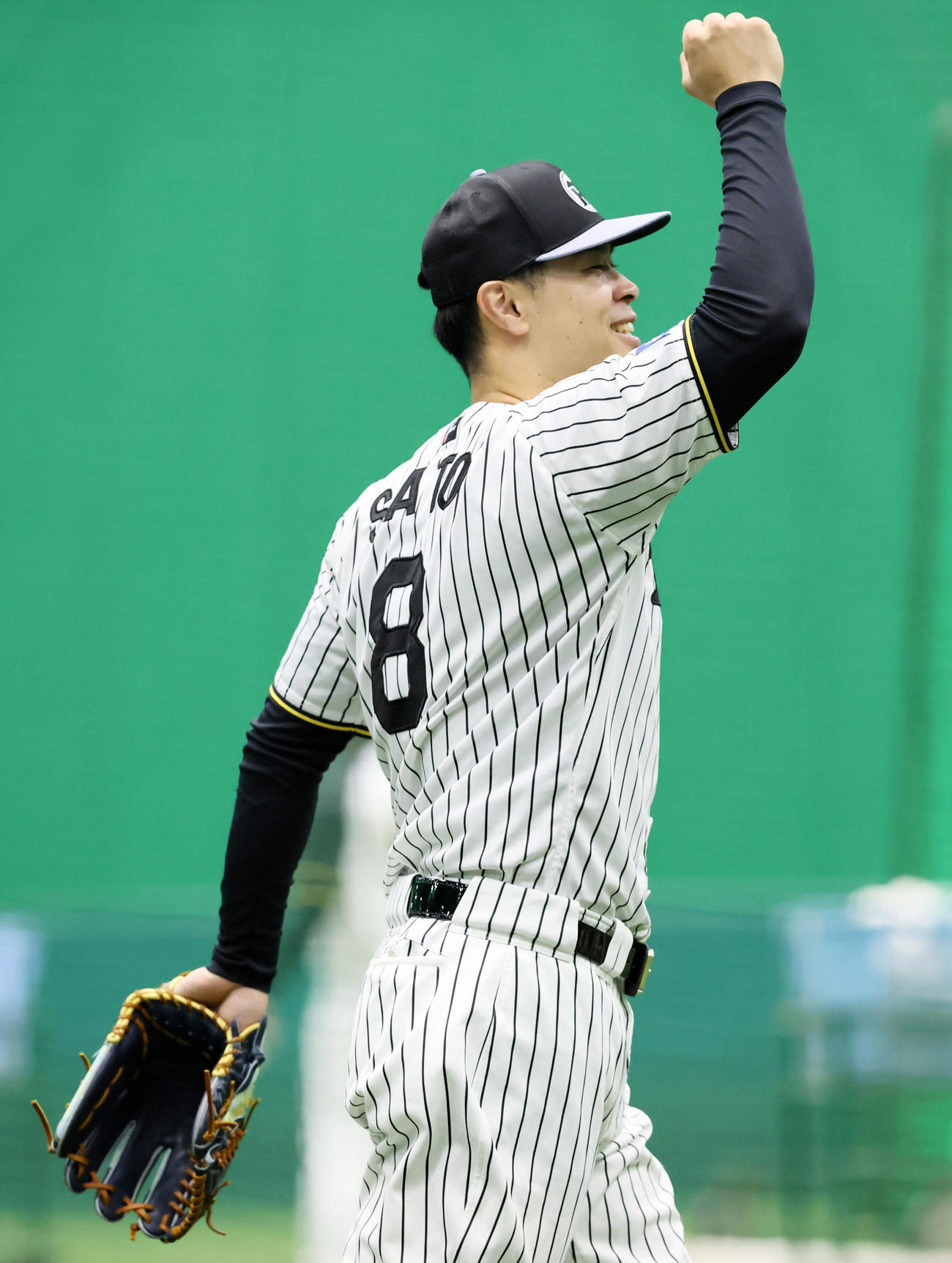 ノックを受け終えガッツポーズを見せる阪神佐藤輝（撮影・加藤哉）