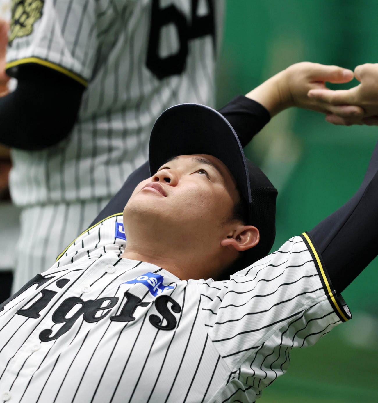 練習でウオーミングアップする阪神及川（撮影・加藤哉）