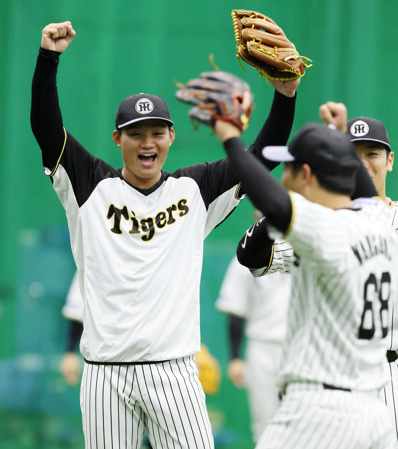 守備練習を終えガッツポーズを見せる阪神森下翔太。右は中川（撮影・加藤哉）