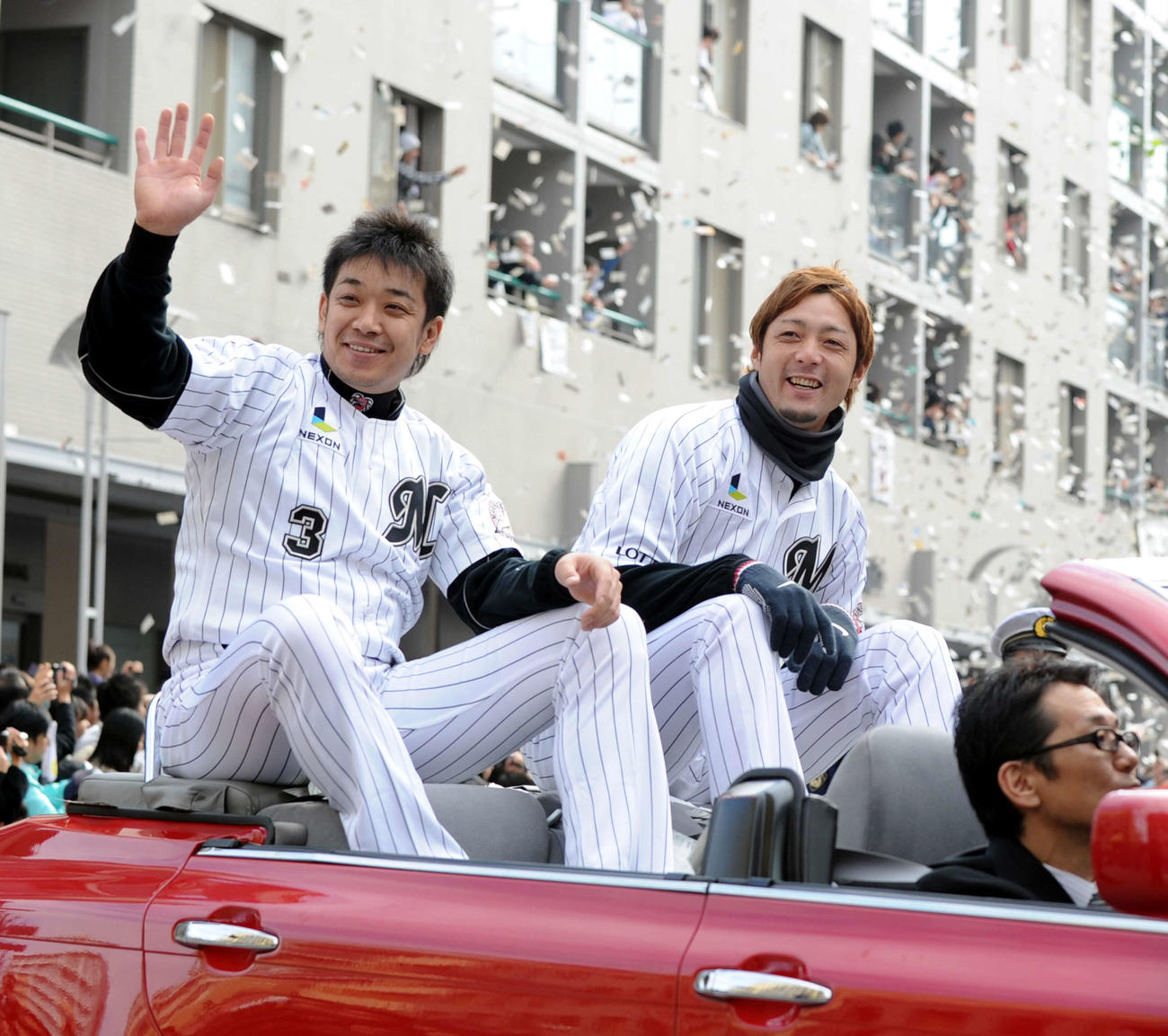 10年11月、ロッテ優勝パレードで、サブロー（左）は小林宏之とオープンカーから笑顔を振りまく
