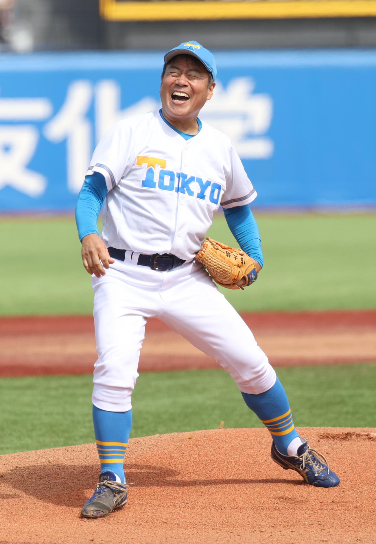 東大対慶大　始球式を務めた東大OBの大越健介氏（撮影・柴田隆二）　　