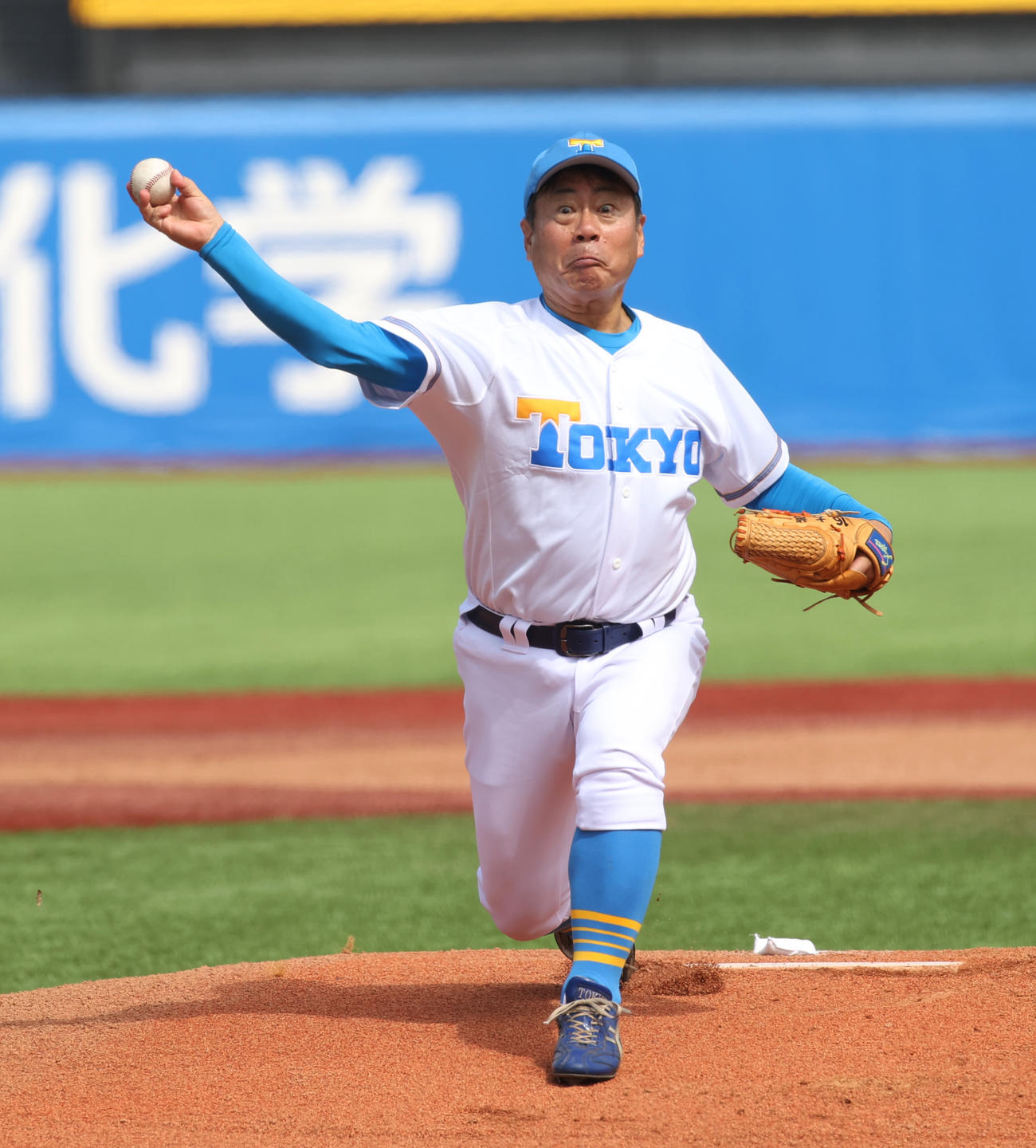 東大対慶大　始球式を務めた東大OBの大越健介氏（撮影・柴田隆二）　　