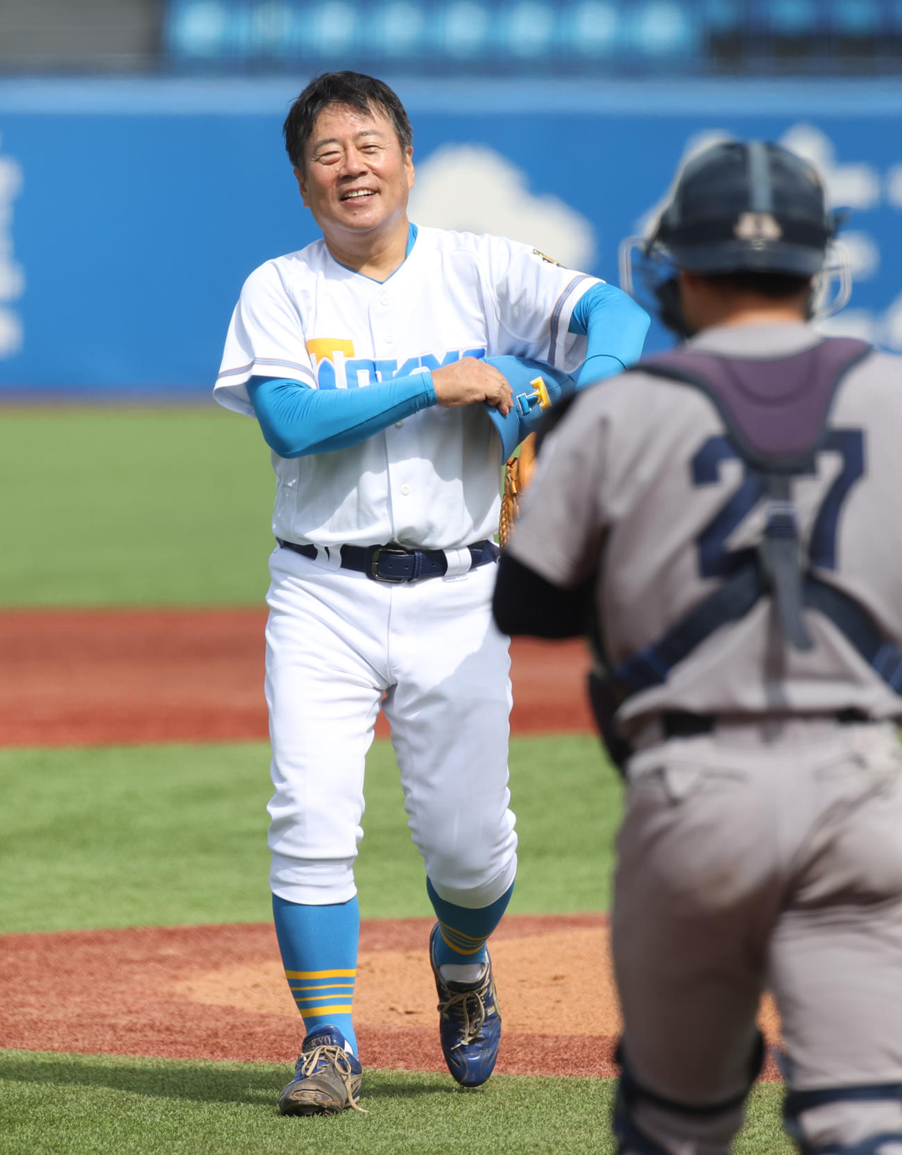 東大対慶大　始球式を務めた東大OBの大越健介氏（撮影・柴田隆二）　　