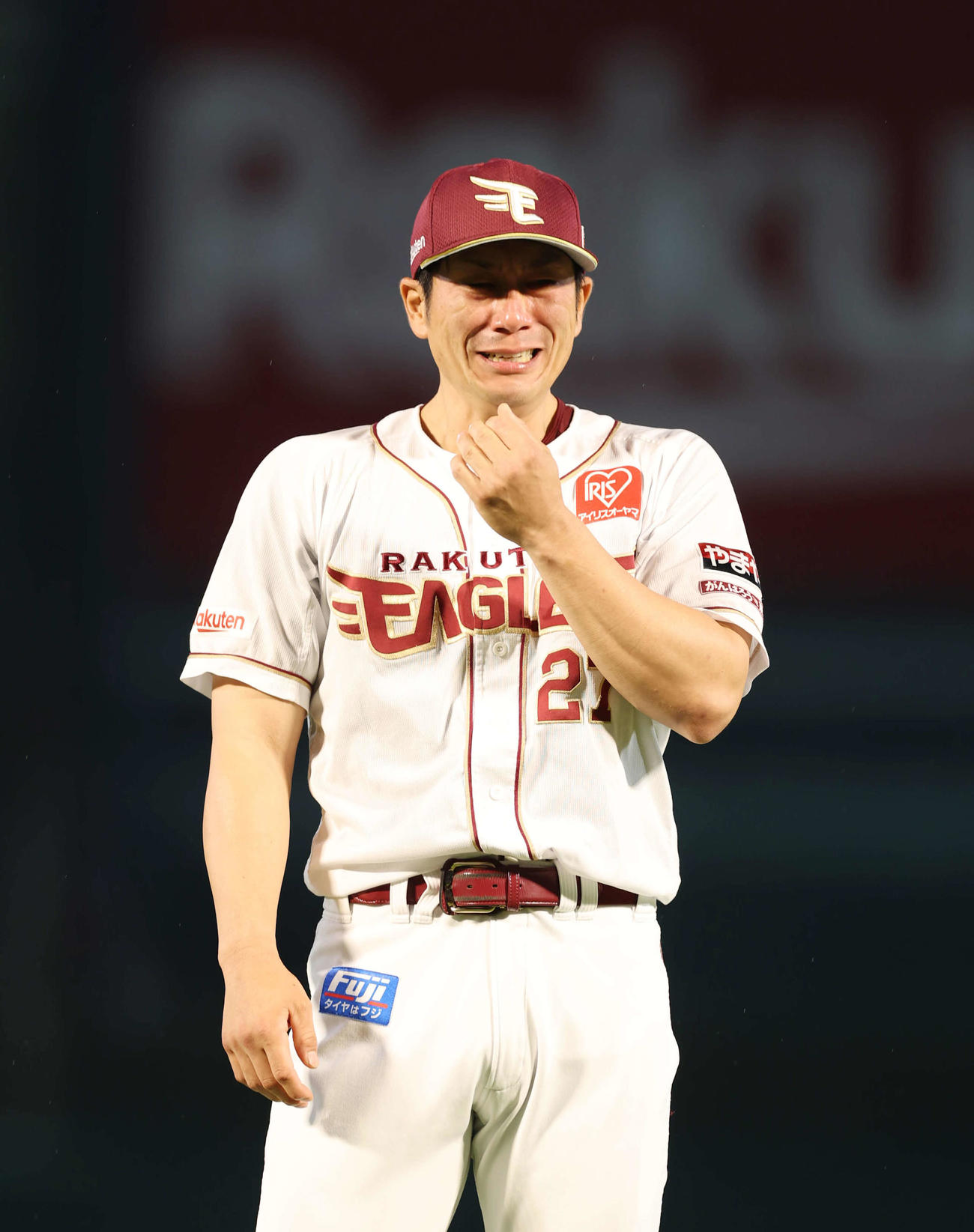 楽天対西武　引退セレモニーに松井稼頭央さんが登場し涙を見せる楽天岡島（撮影・増田悦実）