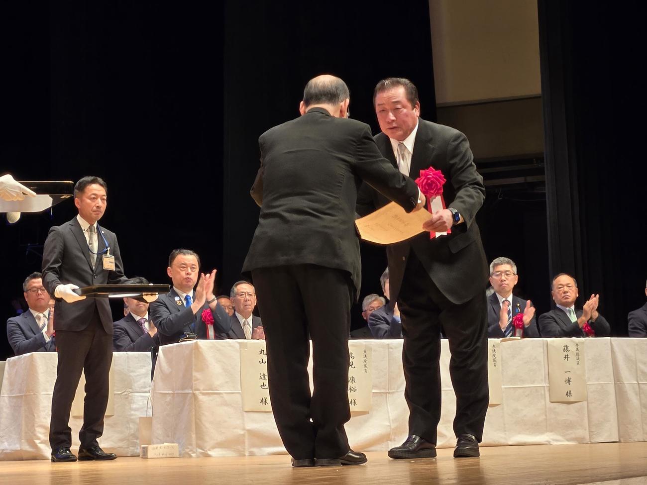浜田市・久保田章市市長から「浜田市名誉市民を授与される梨田昌孝氏（撮影・寺尾博和）