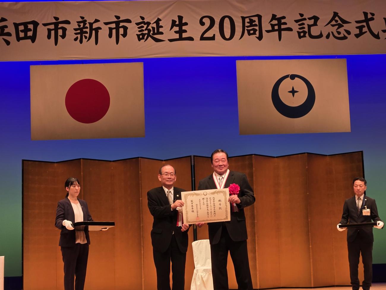浜田市・久保田章市市長から「浜田市名誉市民」を顕彰された梨田昌孝氏（撮影・寺尾博和）