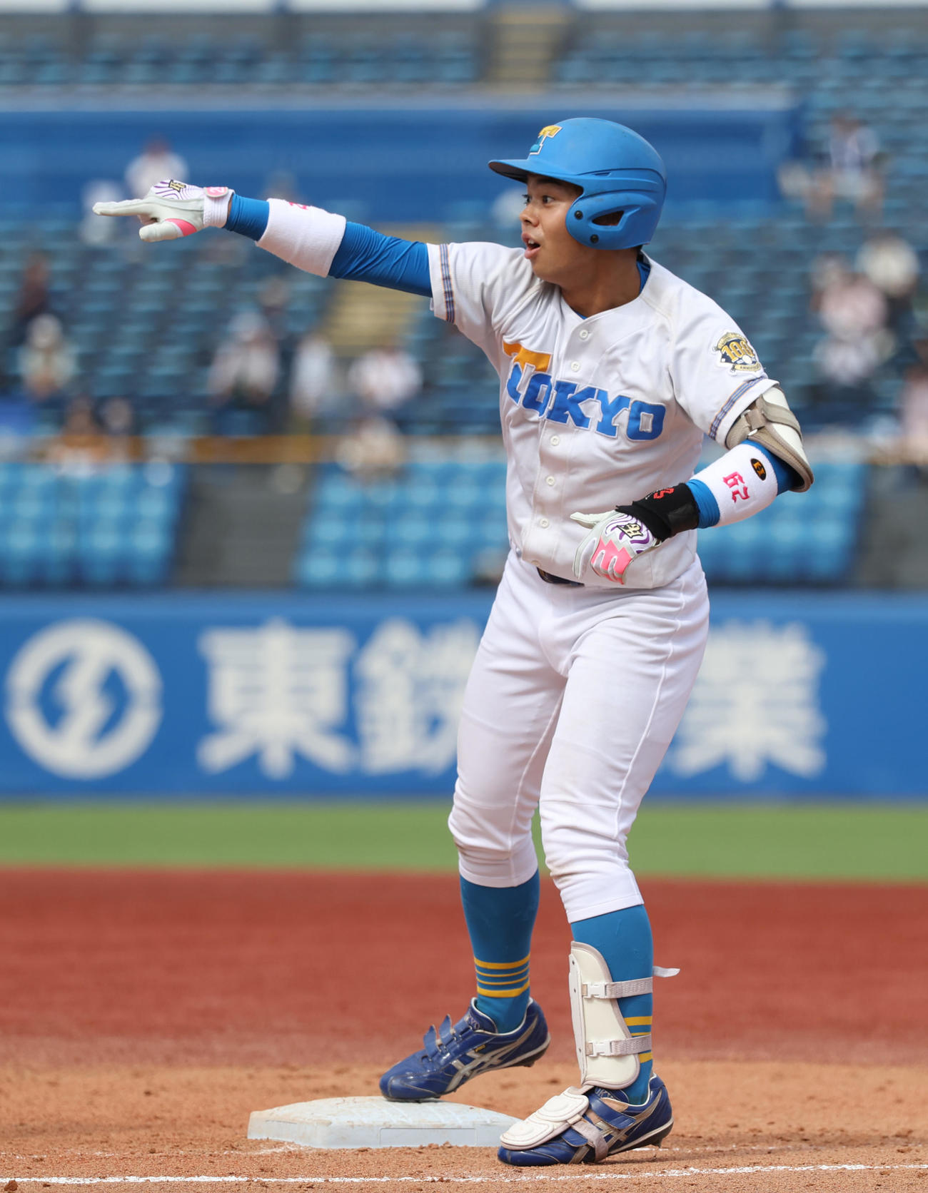 東大対慶大　8回表東大無死二、三塁、秋元は左前に適時打を放ちポーズを決める（撮影・柴田隆二）　　