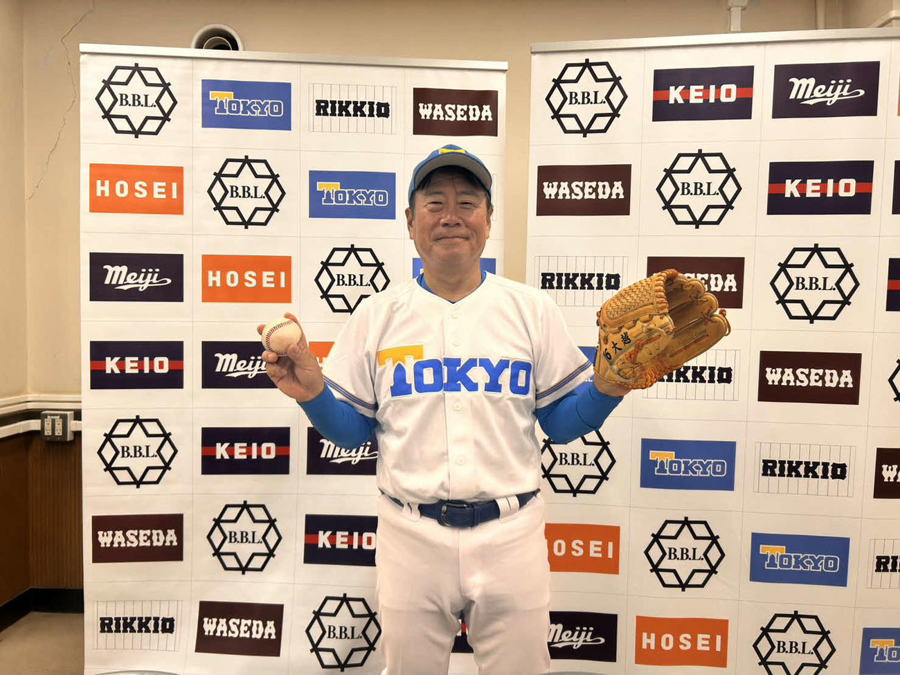 レジェンド始球式を終え、充実の笑みがこぼれる東大OBのジャーナリストの大越氏（撮影・平山連）