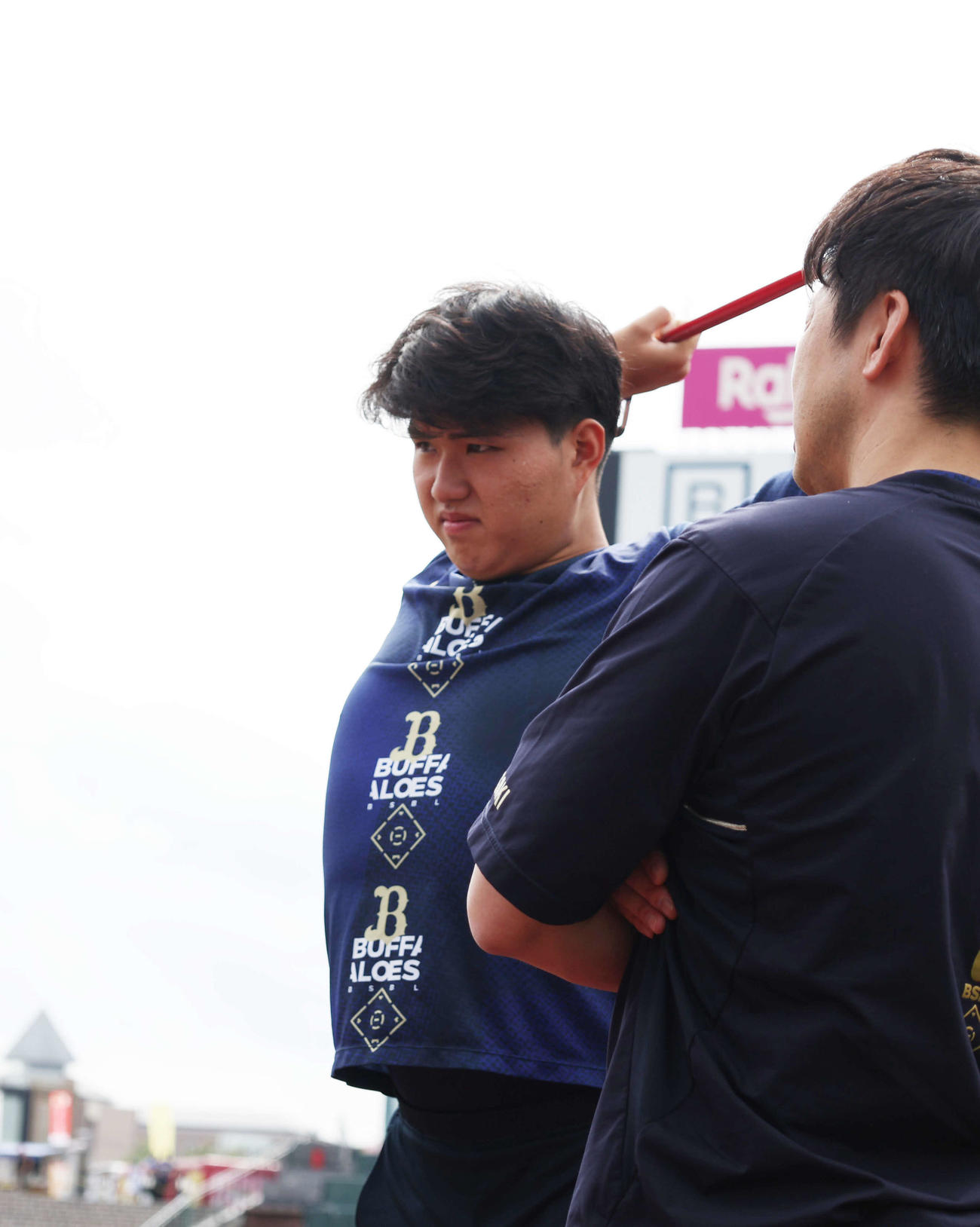 楽天対オリックス　ストレッチをする先発のオリックス山口（撮影・増田悦実）