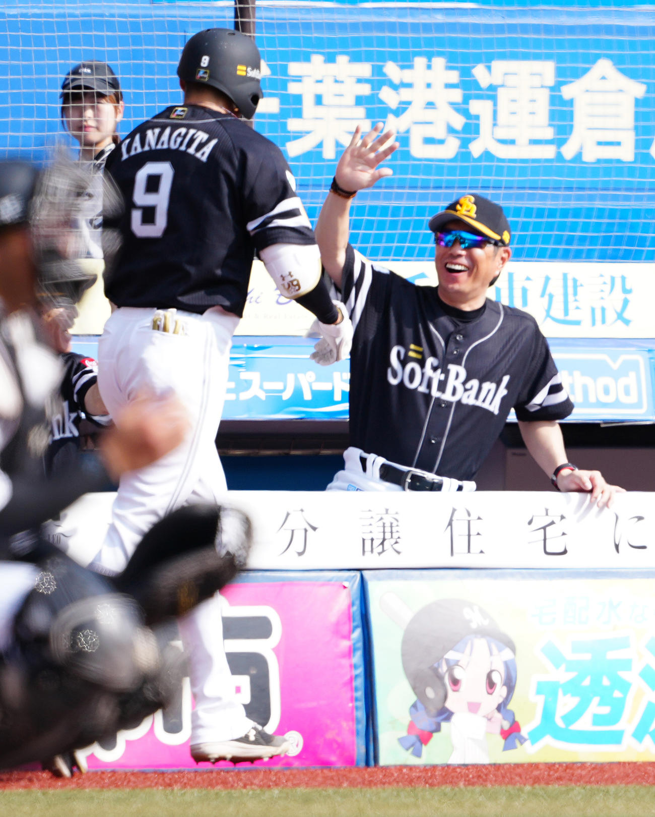 ロッテ対ソフトバンク　1回表ソフトバンク無死、先頭打者本塁打を放った柳田を迎える小久保監督（右）（撮影・鈴木みどり）