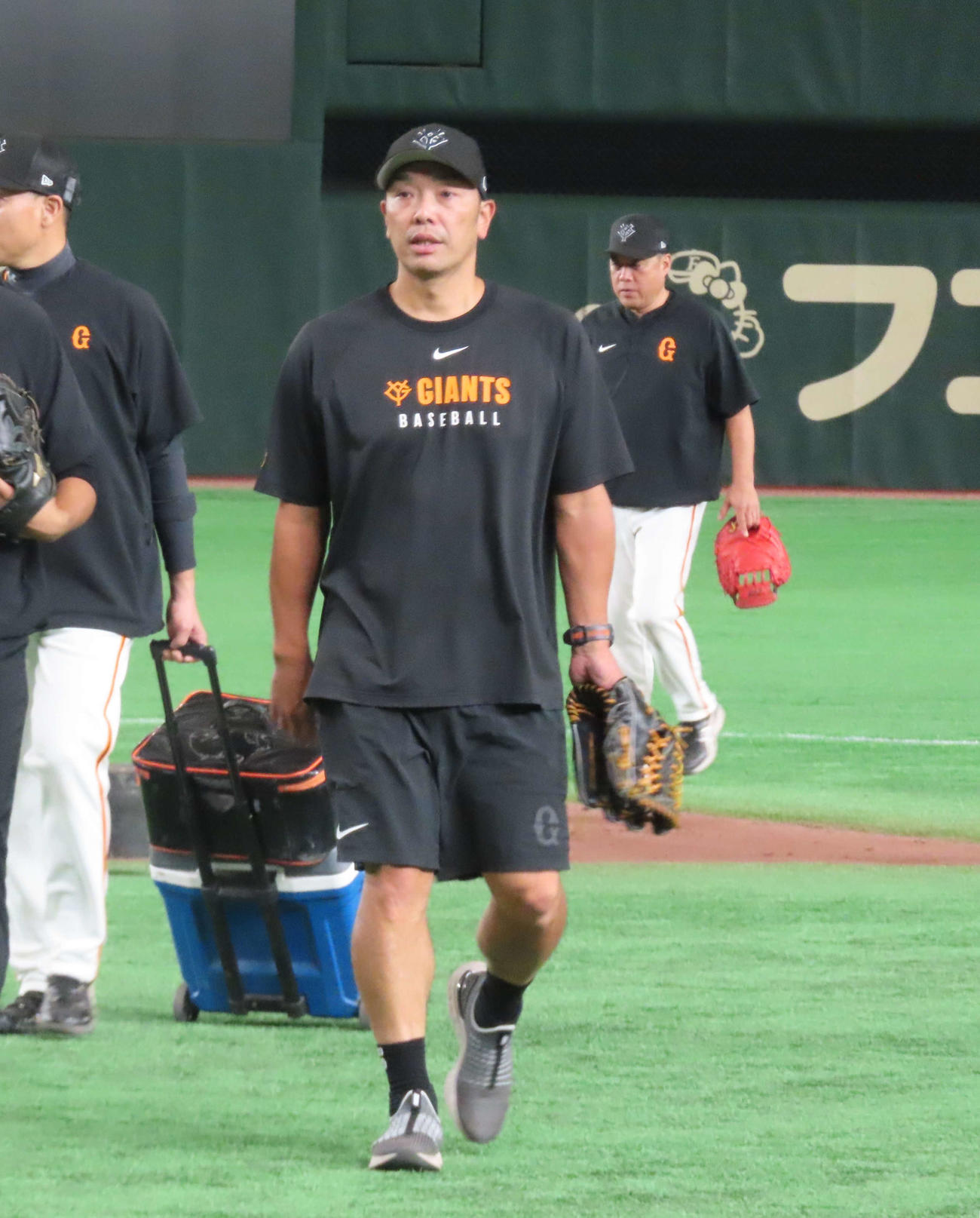 練習を終え引き揚げる巨人阿部監督（撮影・水谷京裕）