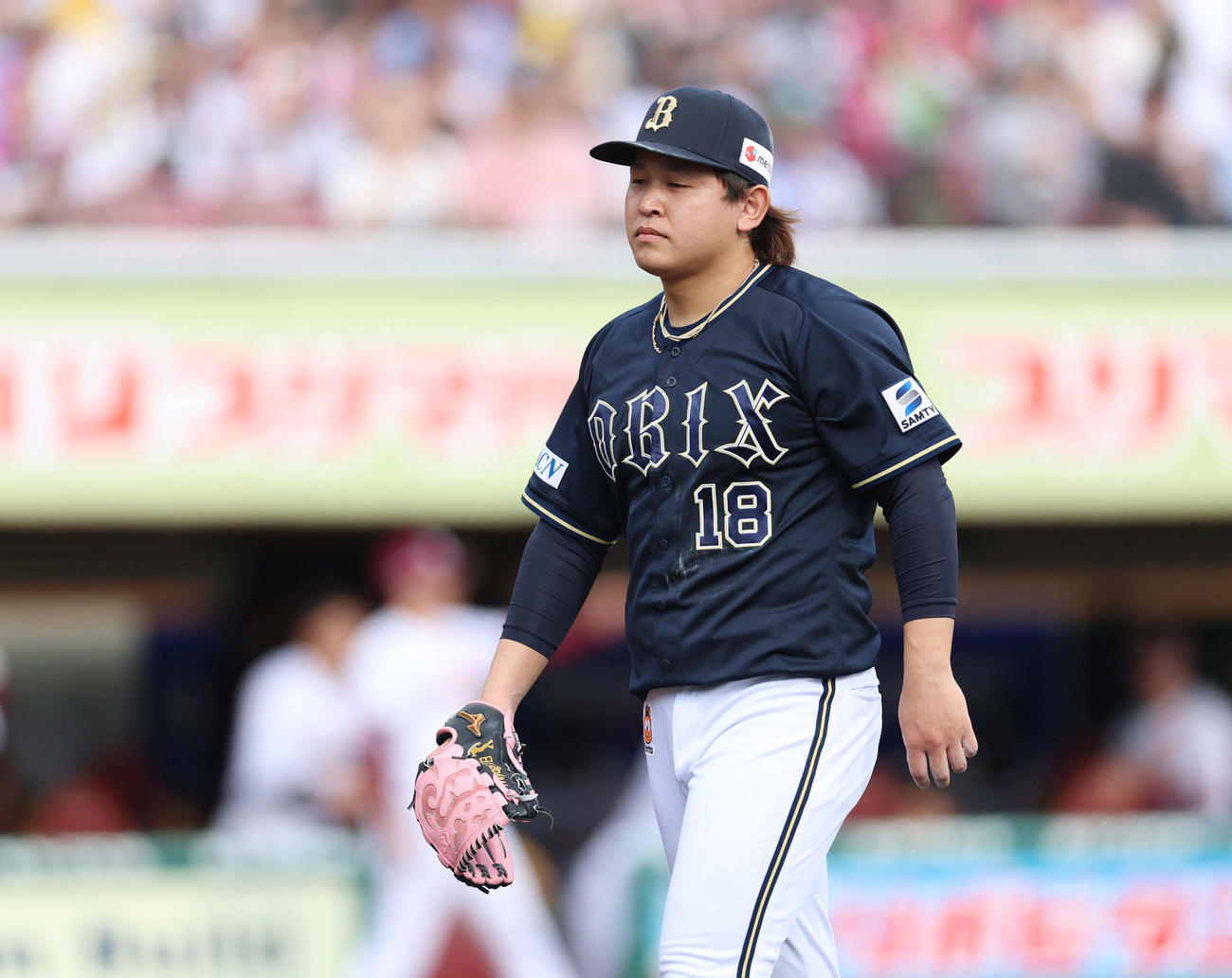 楽天対オリックス　2回裏楽天　同点打をくらい渋い顔でベンチへ戻るオリックス宮城（撮影・増田悦実）