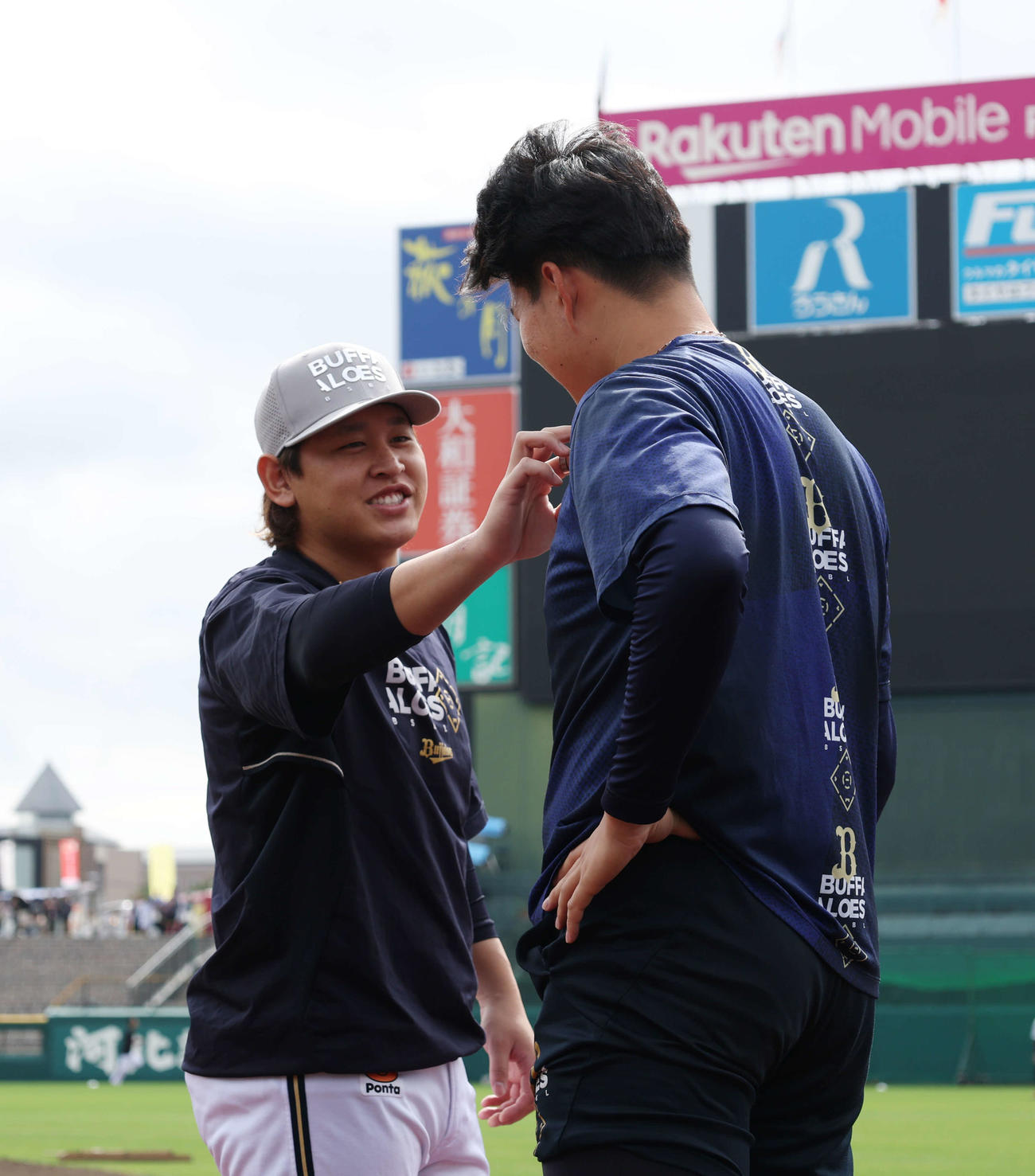 楽天対オリックス　試合前話をするオリックス山口（右）と宮城（撮影・増田悦実）