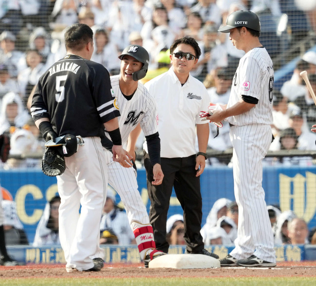 ロッテ対ソフトバンク　3回裏ロッテ2死一塁、死球を受け出塁した西川は、山川と言葉を交わす（撮影・たえ見朱実）