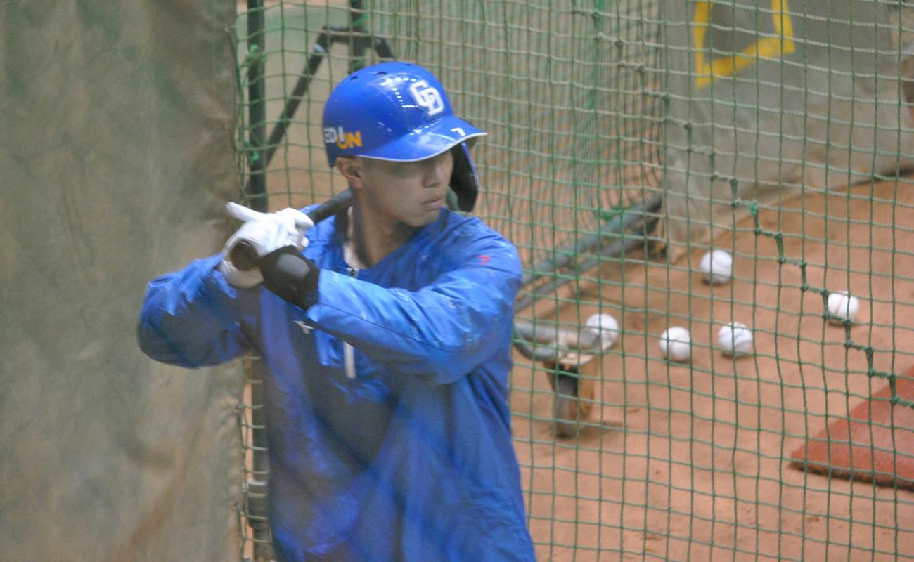 4日、中日福永はナゴヤ球場室内で打撃練習を行う（