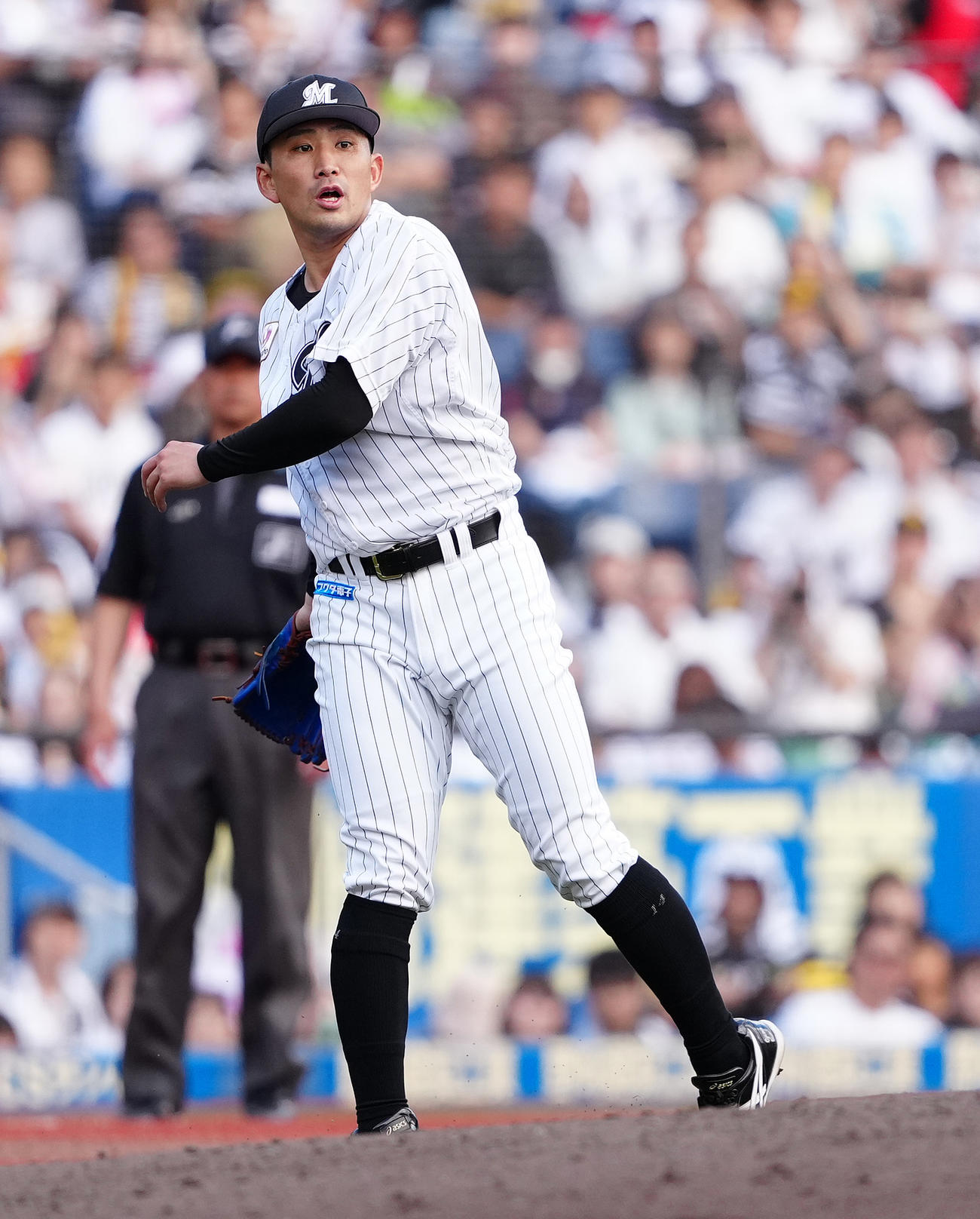 ロッテ対ソフトバンク　5回表ソフトバンク1死、柳田の打球を一塁へ悪送球する小島（撮影・鈴木みどり）