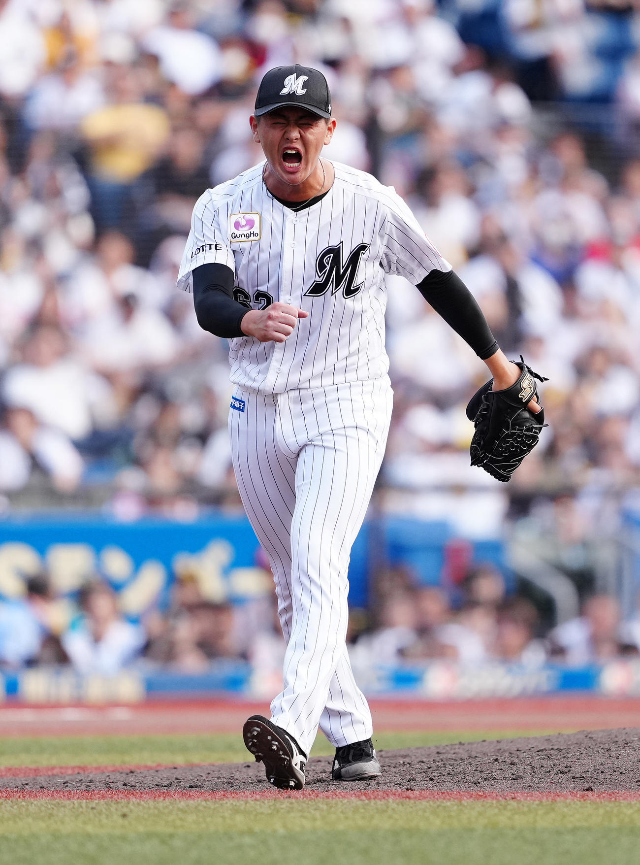 ロッテ対ソフトバンク　6回表ソフトバンク2死、谷川原を見逃し三振に仕留め、ほえる坂井（撮影・鈴木みどり）